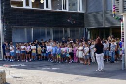 aktuelles Schuljahr 2026/27 - Sonja Aase begrüsst die Kinder.